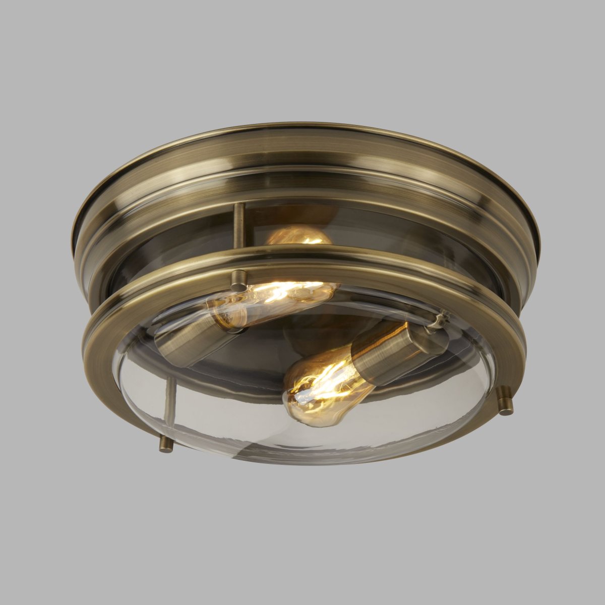 Glasgow Ø35 Latón antiguo lámpara de baño De Searchlight - Haga de esta lámpara un complemento elegante y práctico que elevará la decoración de su baño a un nuevo nivel.