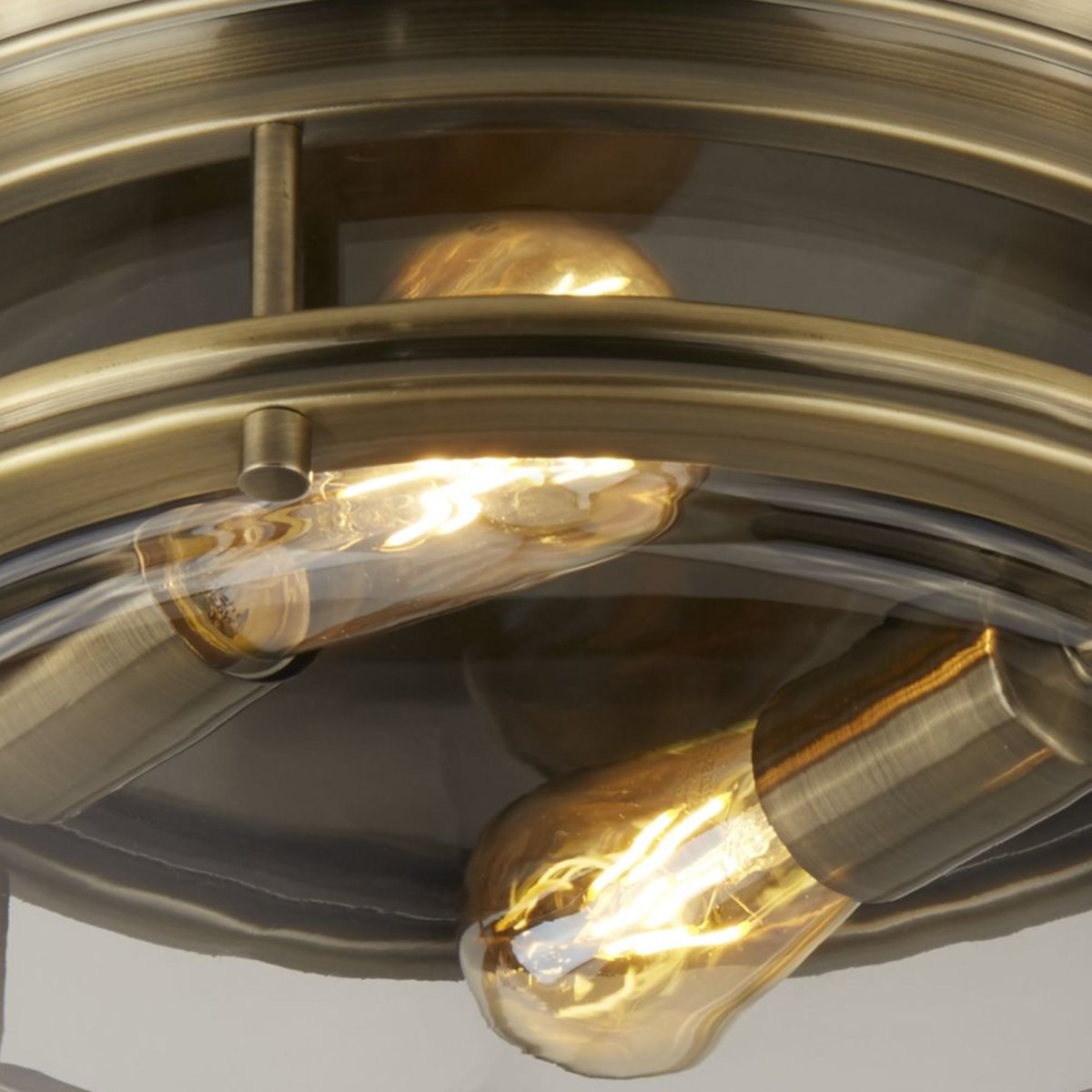 Glasgow Ø35 Latón antiguo lámpara de baño De Searchlight - Haga de esta lámpara un complemento elegante y práctico que elevará la decoración de su baño a un nuevo nivel.