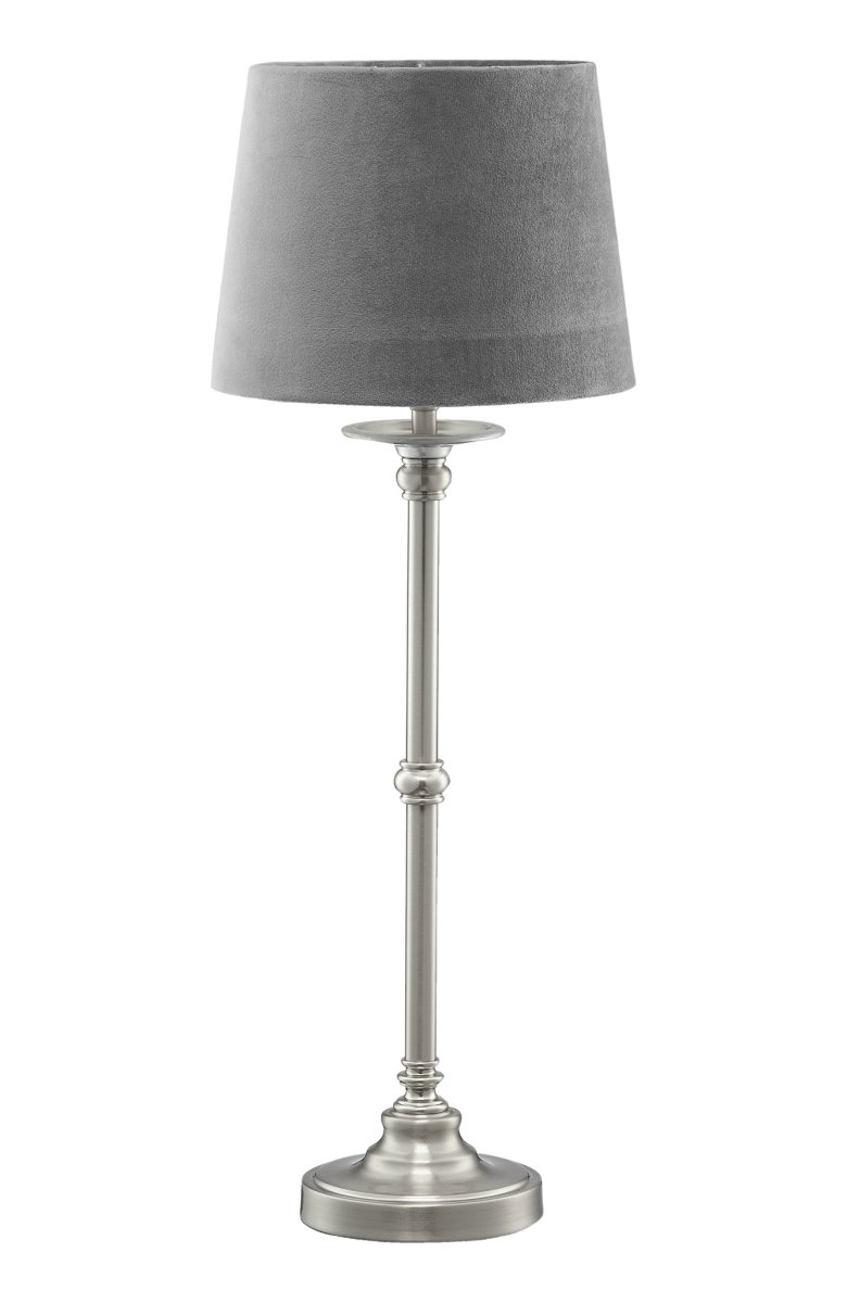 Axel Terciopelo 58cm Gris lámpara de mesa De Pixie Design - La base de la l&aacute;mpara de metal con acabado satinado, combinada con la pantalla de terciopelo gris, crea una hermosa atm&oacute;sfera en la habitaci&oacute;n.