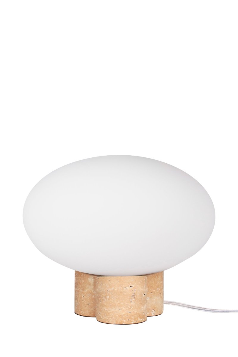 Mammut 25cm Tufo lámpara de mesa De Globen Lighting - La base de la lámpara está equipada con una pantalla de cristal redonda, blanca mate y aplanada, de un tamaño ligeramente sobredimensionado, que crea una expresión lúdica.