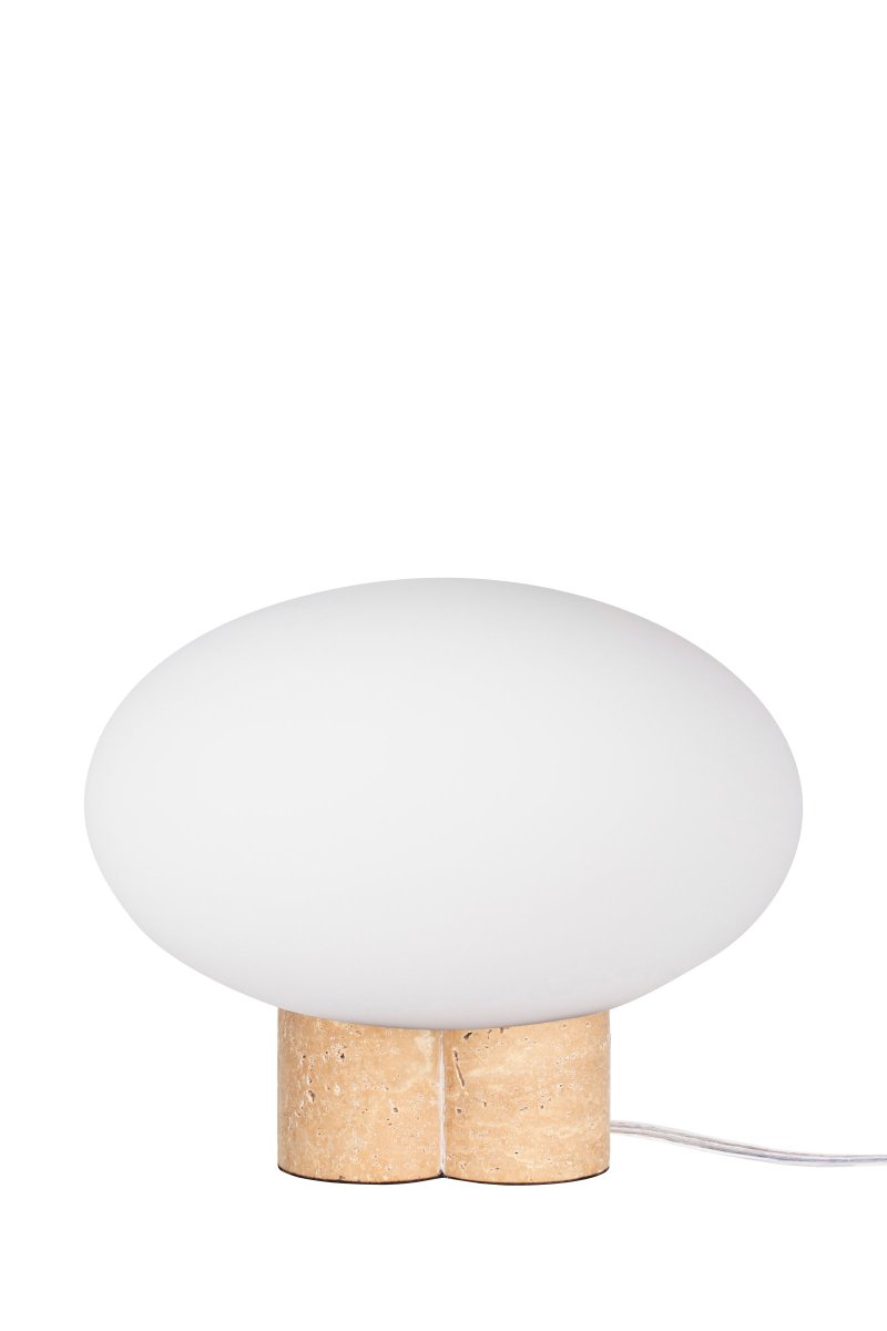 Mammut 25cm Tufo lámpara de mesa De Globen Lighting - La base de la lámpara está equipada con una pantalla de cristal redonda, blanca mate y aplanada, de un tamaño ligeramente sobredimensionado, que crea una expresión lúdica.
