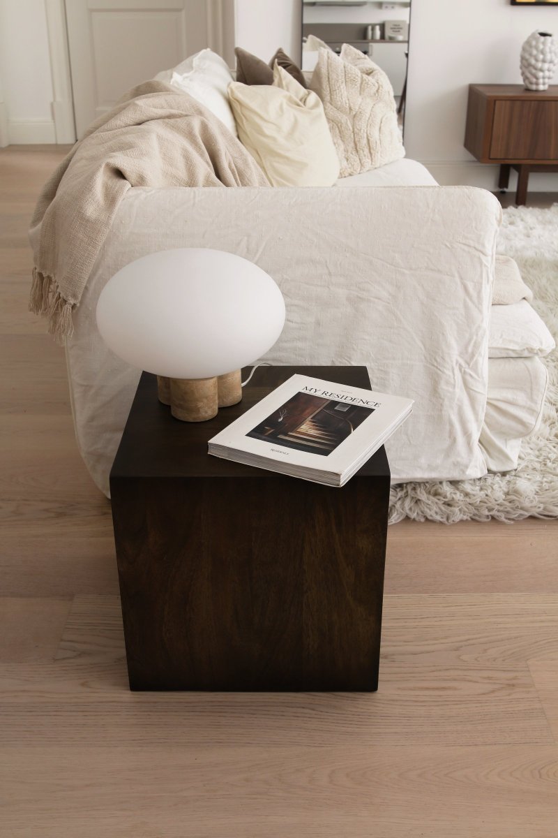 Mammut 25cm Tufo lámpara de mesa De Globen Lighting - La base de la lámpara está equipada con una pantalla de cristal redonda, blanca mate y aplanada, de un tamaño ligeramente sobredimensionado, que crea una expresión lúdica.