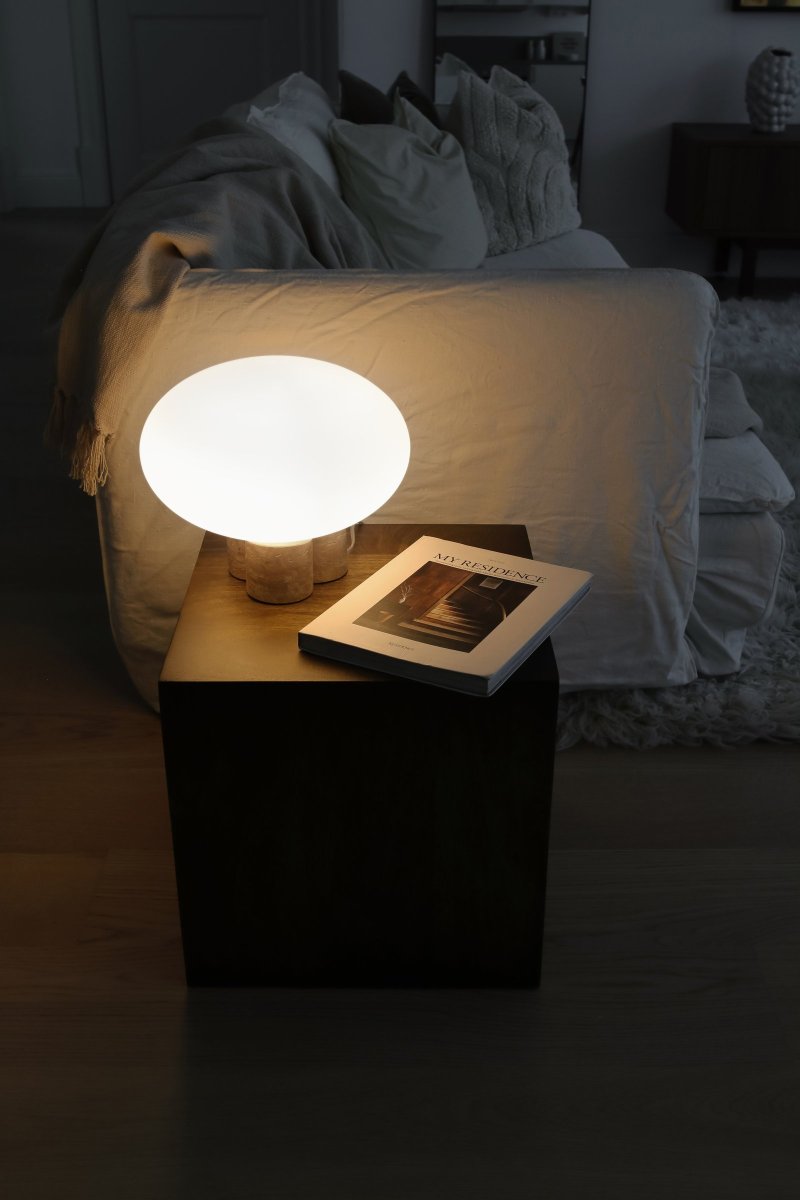 Mammut 25cm Tufo lámpara de mesa De Globen Lighting - La base de la lámpara está equipada con una pantalla de cristal redonda, blanca mate y aplanada, de un tamaño ligeramente sobredimensionado, que crea una expresión lúdica.