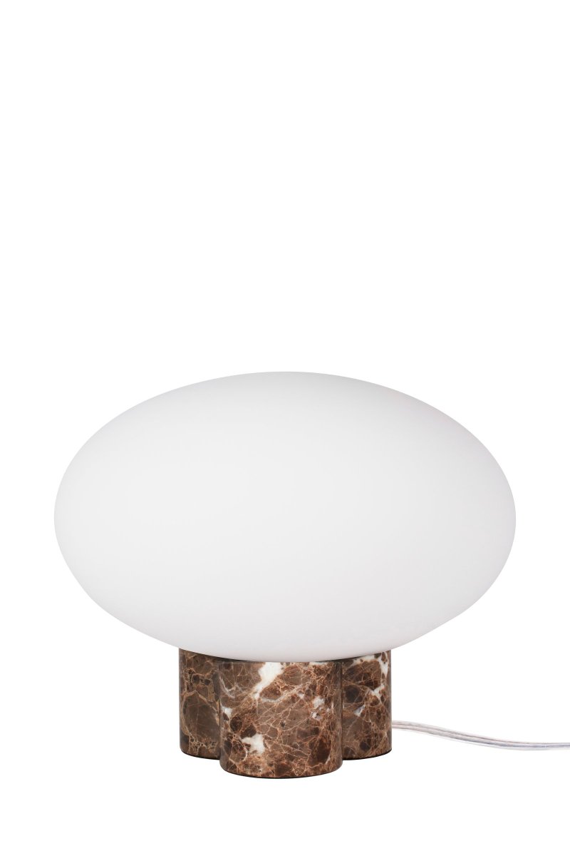 Mammut 25cm Marrón lámpara de mesa De Globen Lighting - La base de la lámpara está equipada con una pantalla de cristal redonda, blanca mate y aplanada, de un tamaño ligeramente sobredimensionado, que crea una expresión lúdica.