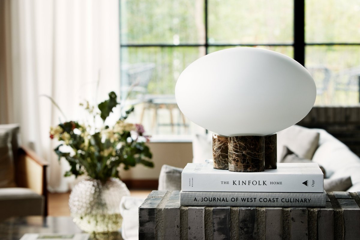 Mammut 25cm Marrón lámpara de mesa De Globen Lighting - La base de la lámpara está equipada con una pantalla de cristal redonda, blanca mate y aplanada, de un tamaño ligeramente sobredimensionado, que crea una expresión lúdica.