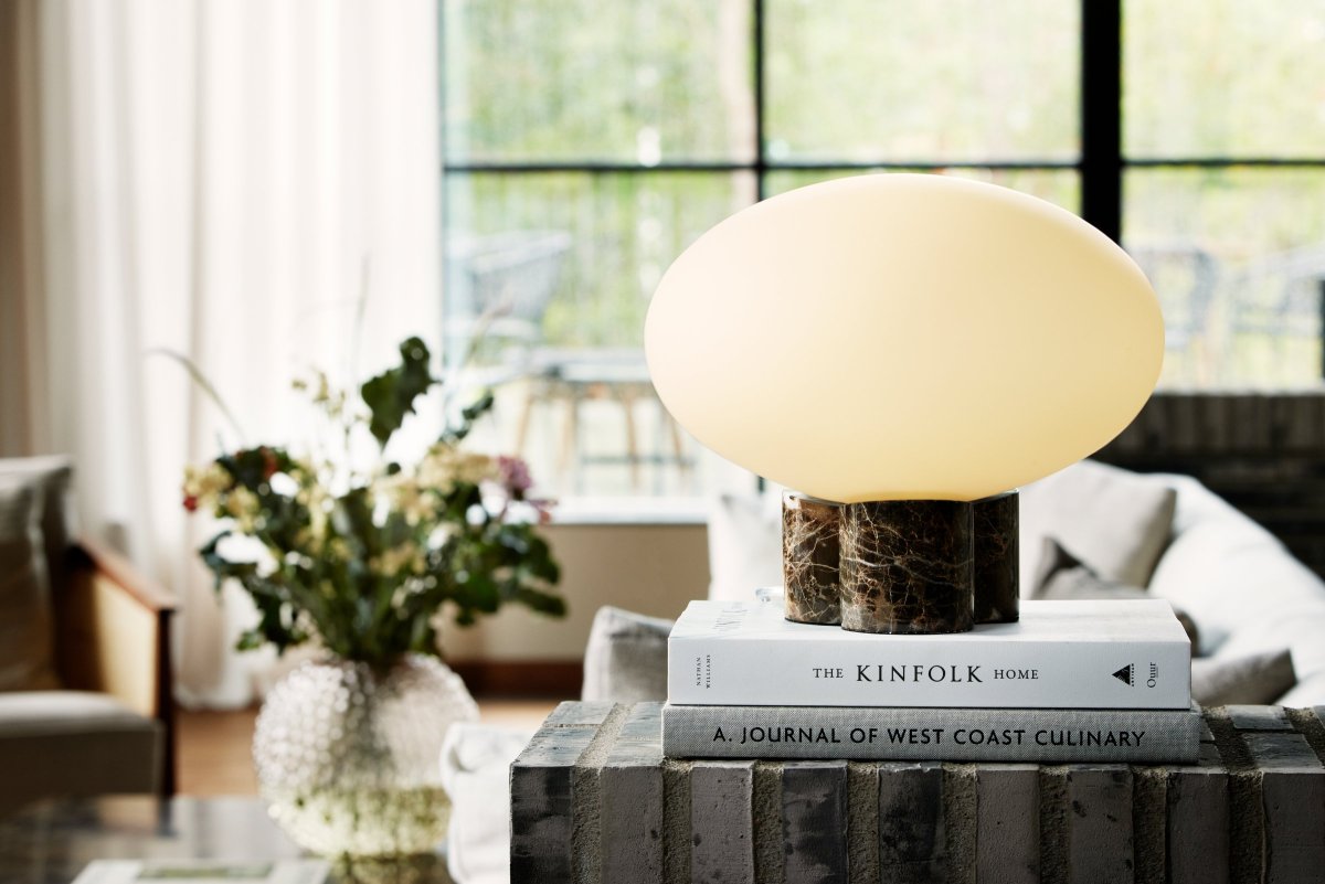 Mammut 25cm Marrón lámpara de mesa De Globen Lighting - La base de la lámpara está equipada con una pantalla de cristal redonda, blanca mate y aplanada, de un tamaño ligeramente sobredimensionado, que crea una expresión lúdica.