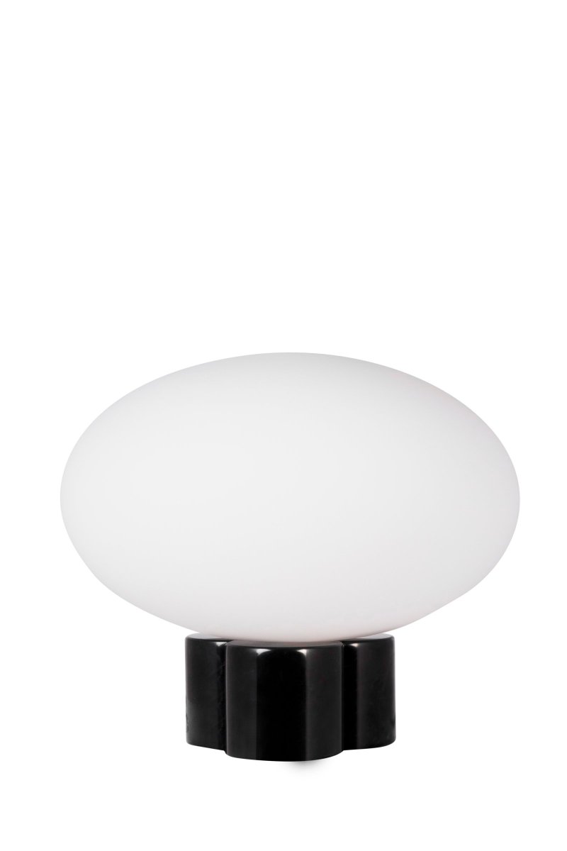 Mammut 25cm Negro lámpara de mesa De Globen Lighting - La base de la lámpara está equipada con una pantalla de cristal redonda, blanca mate y aplanada, de un tamaño ligeramente sobredimensionado, que crea una expresión lúdica.