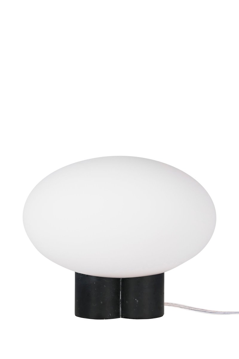 Mammut 25cm Negro lámpara de mesa De Globen Lighting - La base de la lámpara está equipada con una pantalla de cristal redonda, blanca mate y aplanada, de un tamaño ligeramente sobredimensionado, que crea una expresión lúdica.