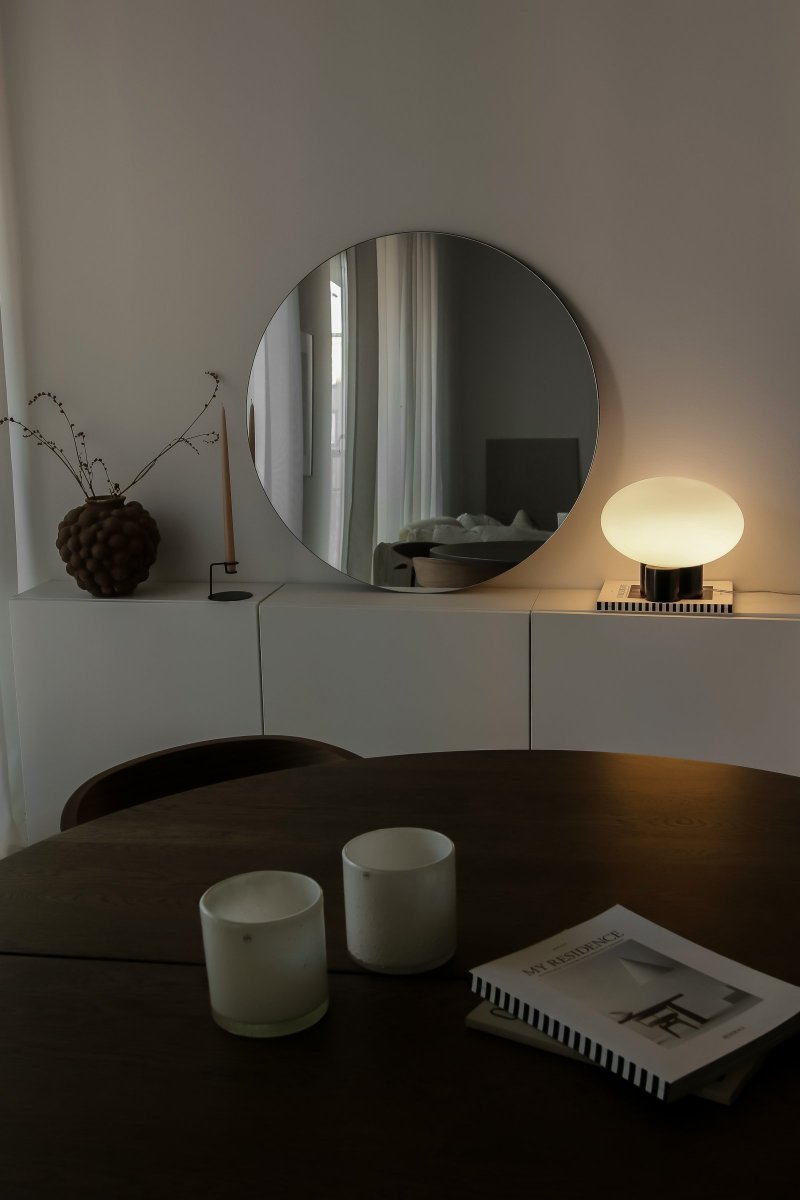 Mammut 25cm Negro lámpara de mesa De Globen Lighting - La base de la lámpara está equipada con una pantalla de cristal redonda, blanca mate y aplanada, de un tamaño ligeramente sobredimensionado, que crea una expresión lúdica.