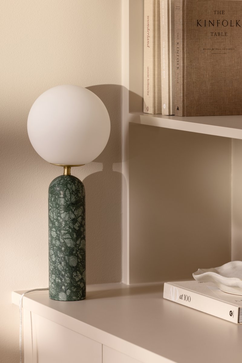 Torrano 53cm mármol verde oscuro lámpara de mesa De Globen Lighting - La lámpara está equipada con un cable transparente de 200 cm de longitud con interruptor y enchufe.