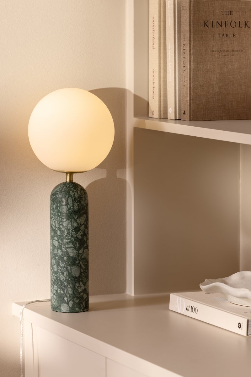 Torrano 53cm mármol verde oscuro lámpara de mesa De Globen Lighting - La lámpara está equipada con un cable transparente de 200 cm de longitud con interruptor y enchufe.