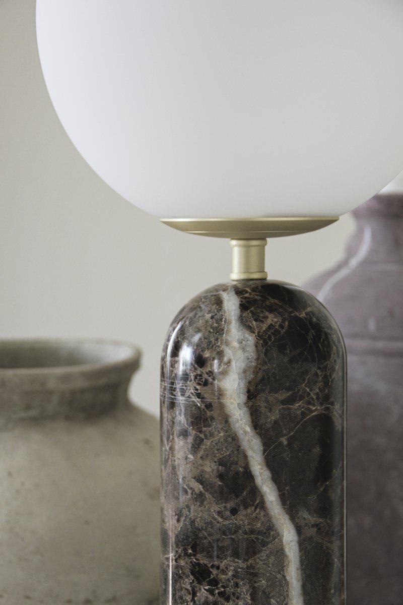 Torrano 53cm mármol marrón lámpara de mesa De Globen Lighting - La lámpara está equipada con un cable transparente de 200 cm de longitud con interruptor y enchufe.
