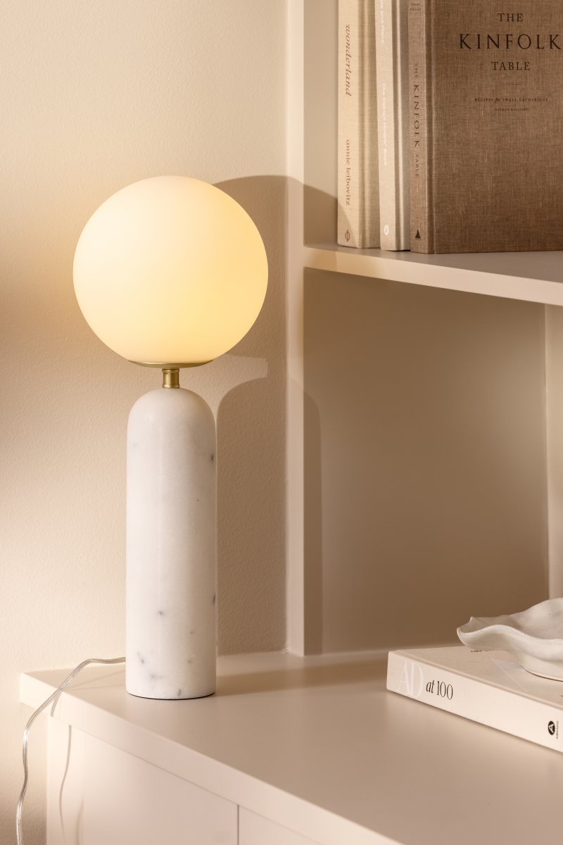 Torrano 53cm mármol blanco lámpara de mesa De Globen Lighting - La lámpara está equipada con un cable transparente de 200 cm de longitud con interruptor y enchufe.