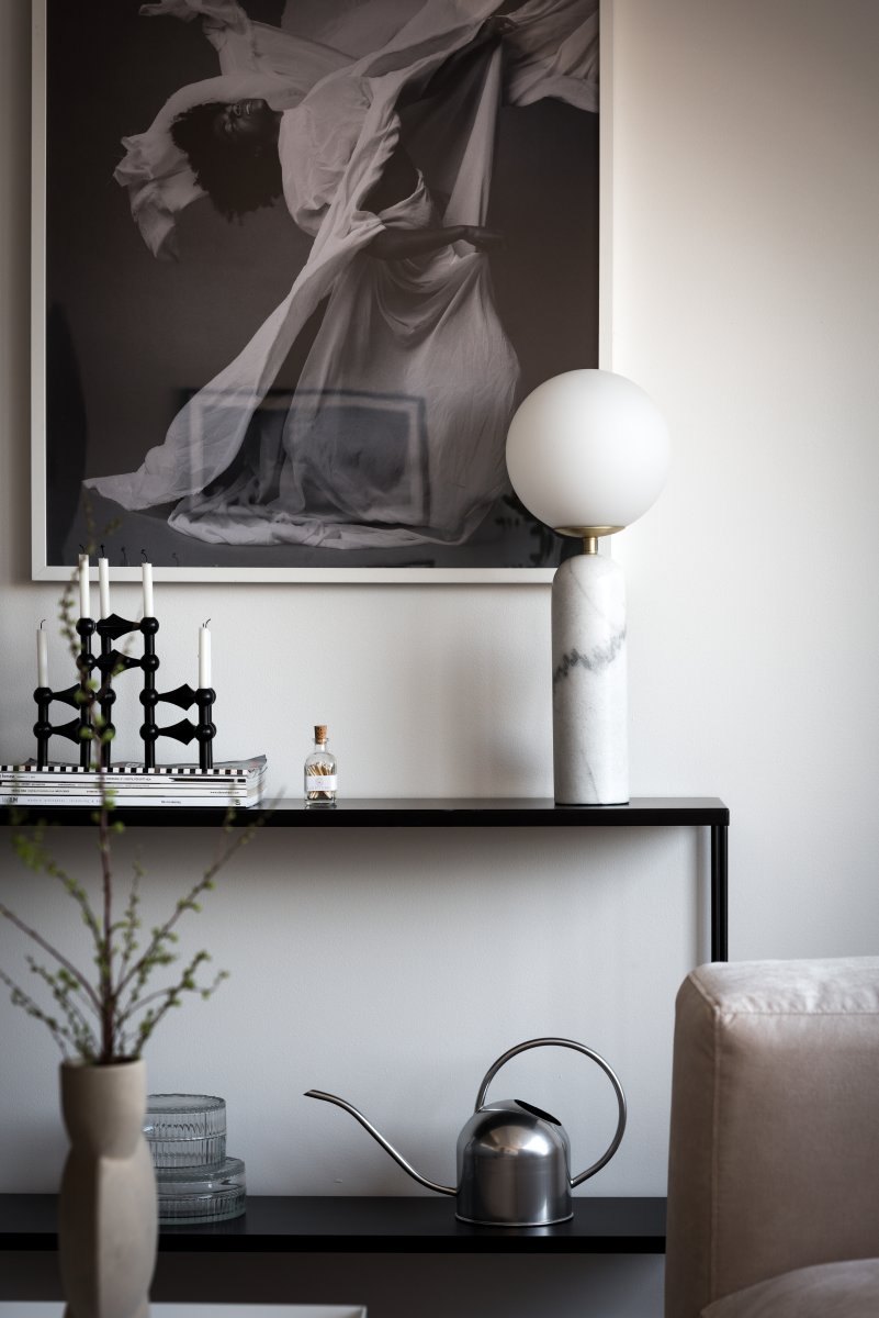 Torrano 53cm mármol blanco lámpara de mesa De Globen Lighting - La lámpara está equipada con un cable transparente de 200 cm de longitud con interruptor y enchufe.