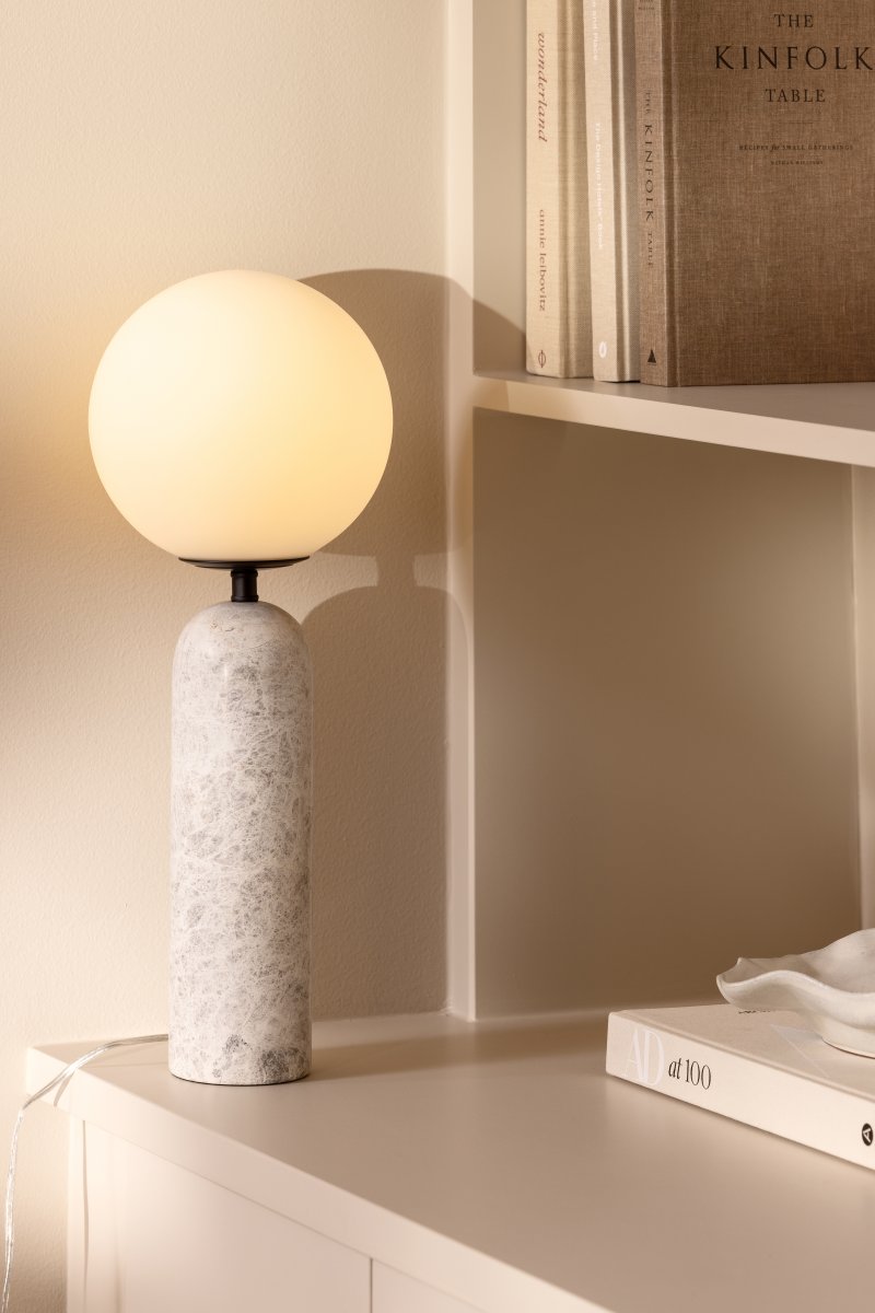 Torrano 53cm mármol gris lámpara de mesa De Globen Lighting - La lámpara está equipada con un cable transparente de 200 cm de longitud con interruptor y enchufe.