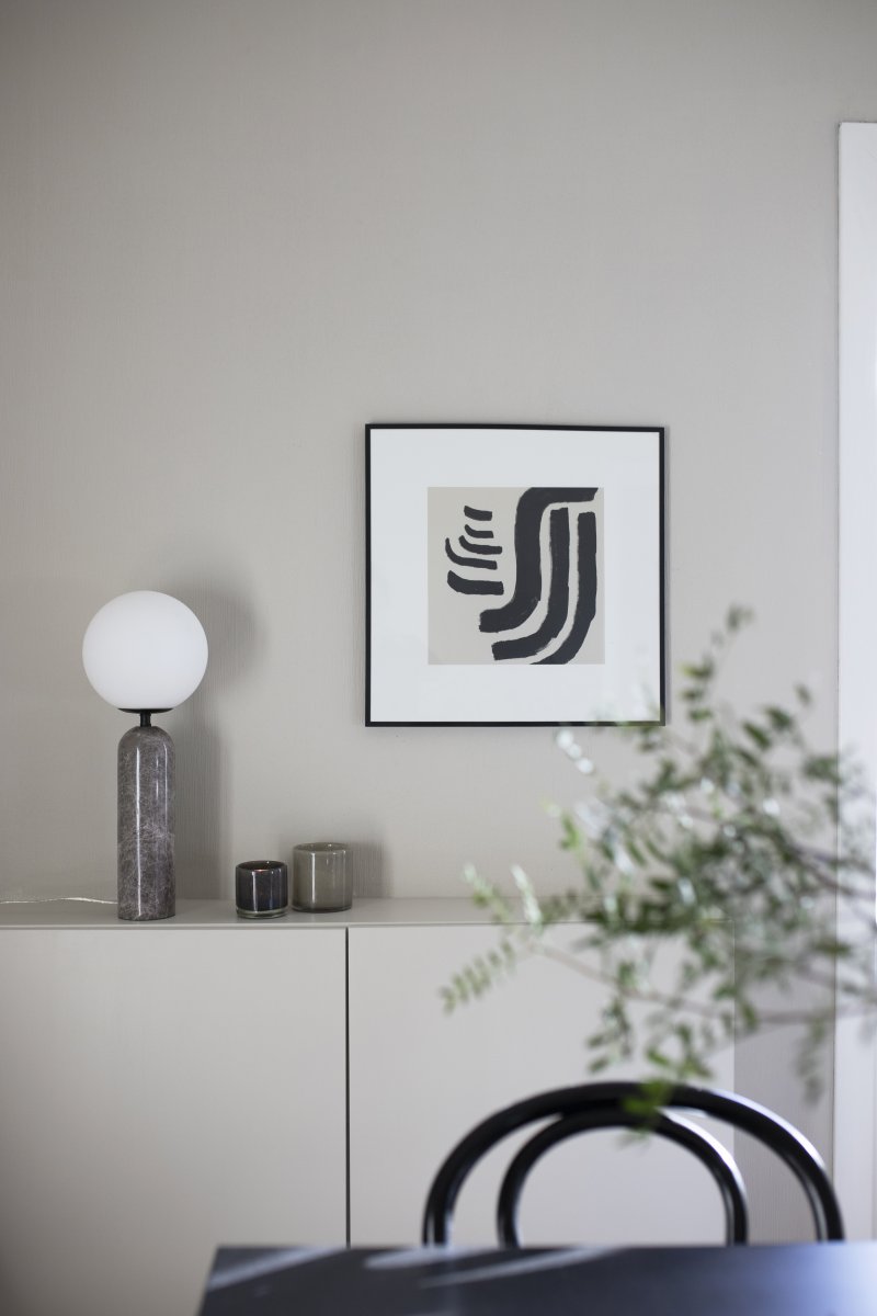 Torrano 53cm mármol gris lámpara de mesa De Globen Lighting - La lámpara está equipada con un cable transparente de 200 cm de longitud con interruptor y enchufe.