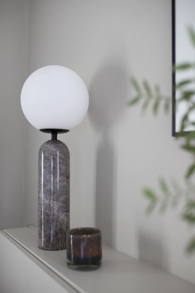 Torrano 53cm mármol gris lámpara de mesa De Globen Lighting - La lámpara está equipada con un cable transparente de 200 cm de longitud con interruptor y enchufe.