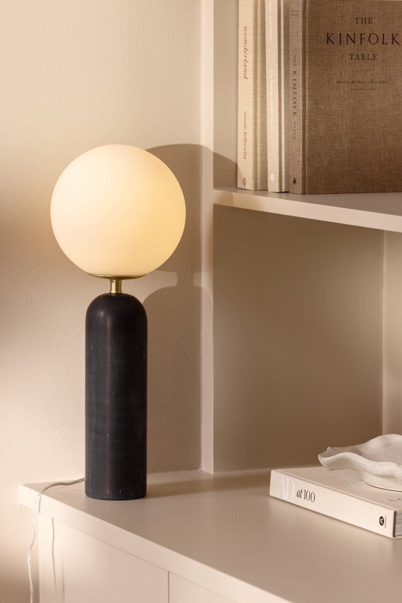 Torrano 53cm mármol negro lámpara de mesa De Globen Lighting - La lámpara está equipada con un cable transparente de 200 cm de longitud con interruptor y enchufe.