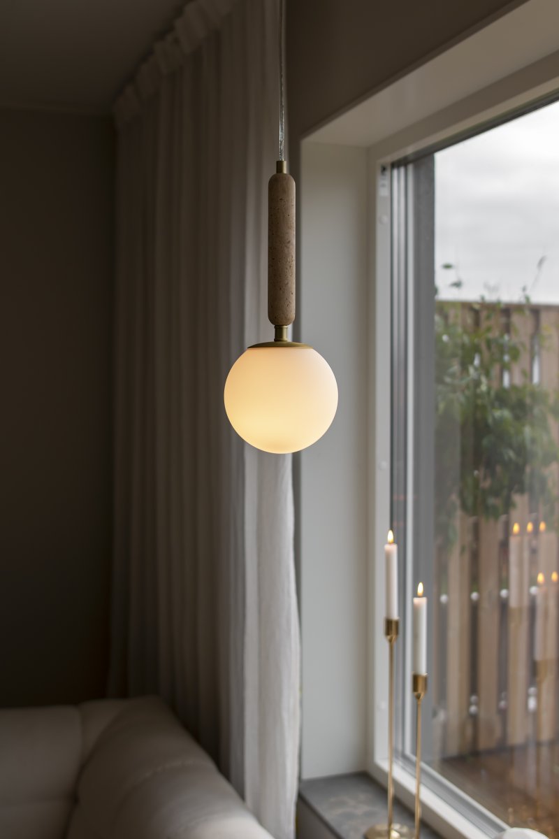 Torrano Ø15 Travertino beige lámpara de ventana De Globen Lighting - La piedra es un material natural, y el color y las tonalidades del jaspeado varían, creando un patrón único en cada pieza.