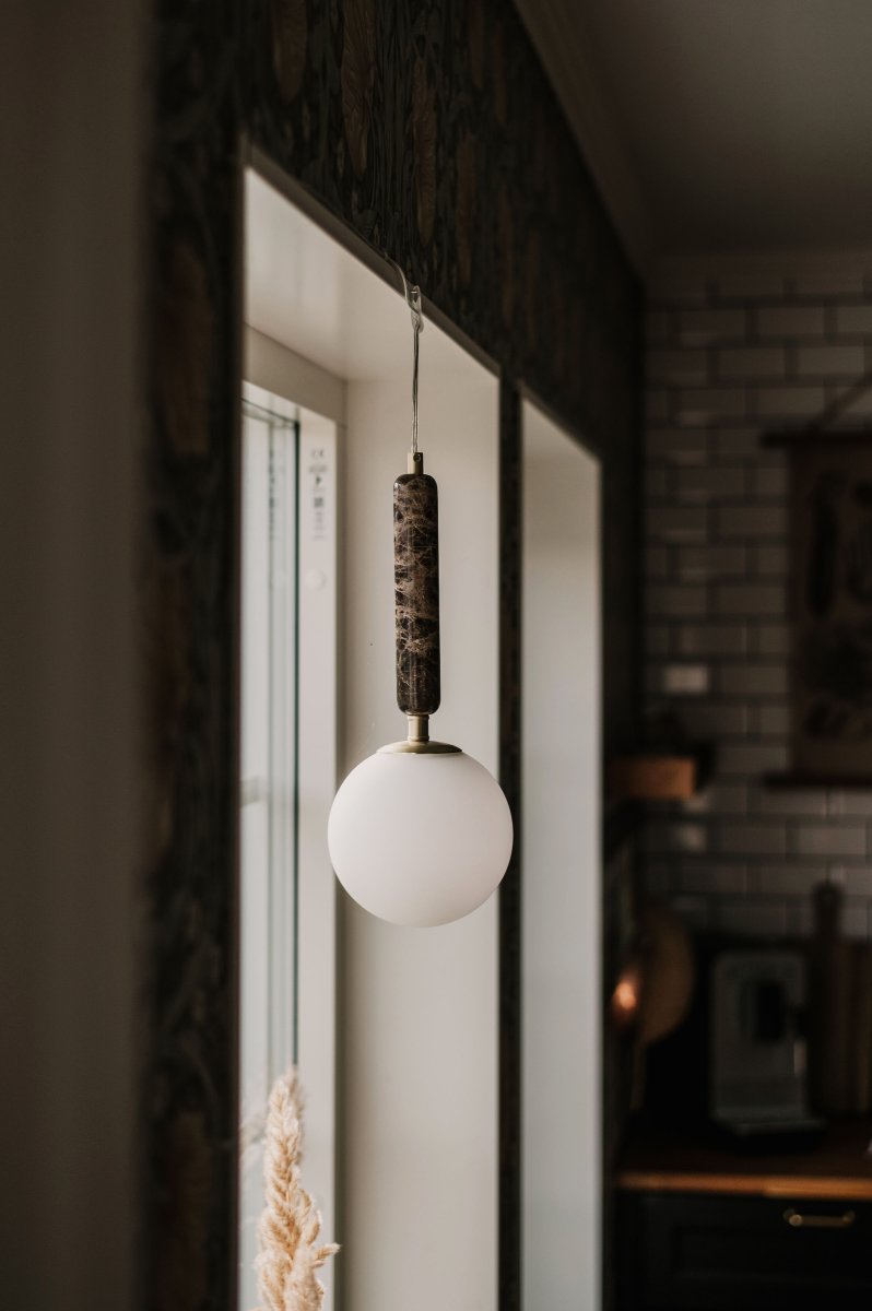 Torrano Ø15 mármol marrón lámpara de ventana De Globen Lighting - La piedra es un material natural, y el color y las tonalidades del jaspeado varían, creando un patrón único en cada pieza.