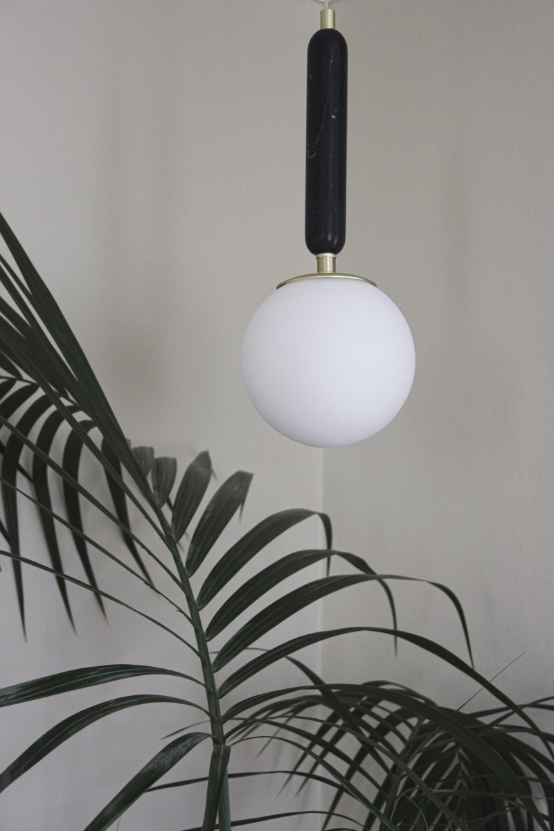 Torrano Ø15 mármol negro lámpara de ventana De Globen Lighting - La piedra es un material natural, y el color y las tonalidades del jaspeado varían, creando un patrón único en cada pieza.