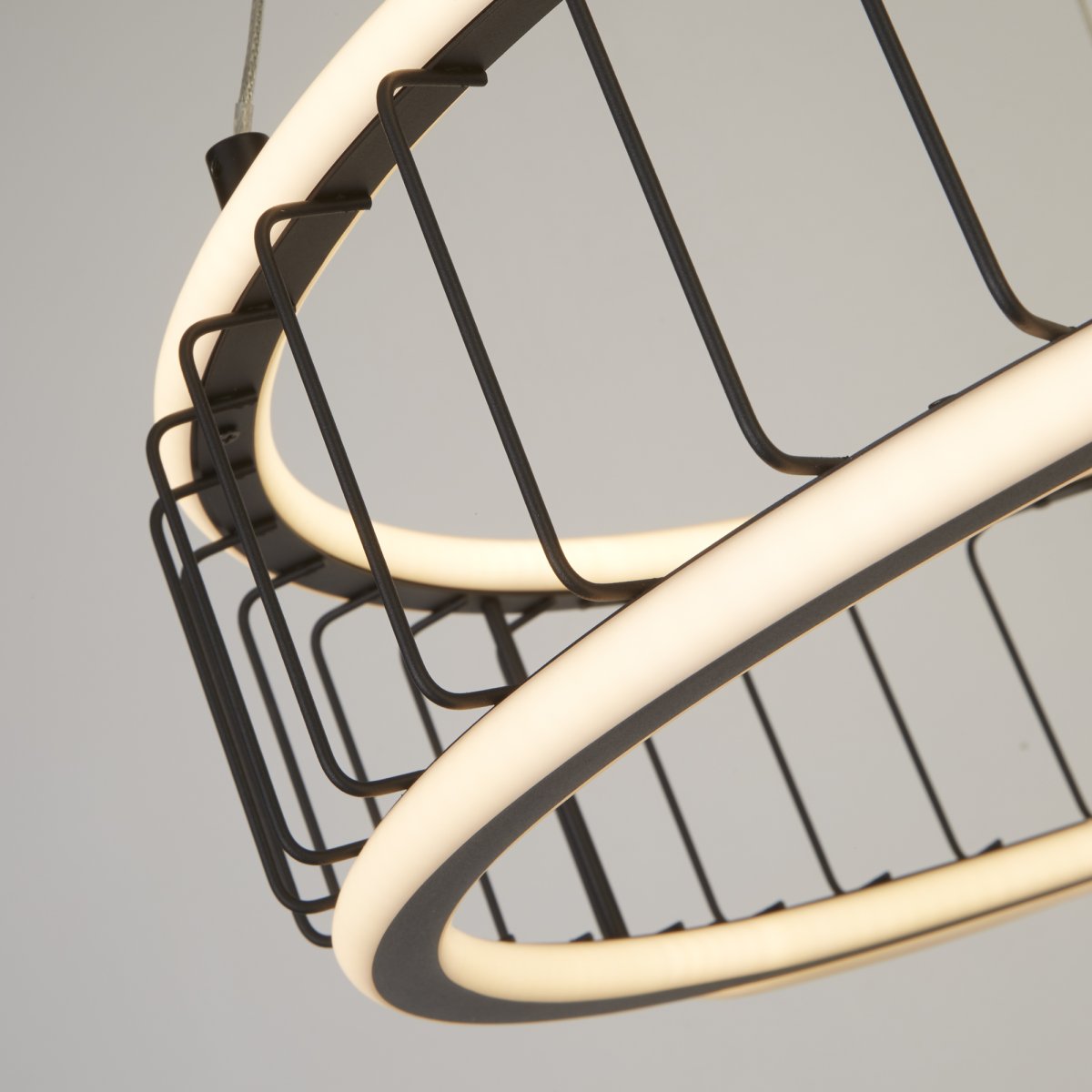 Circolo Ø57 Arena negra Lámpas de techo De Searchlight - Esta lámpara colgante de altura regulable hecha de metal negro y silicona blanca con un diámetro de 58 cm tiene una elegante forma cilíndrica que proporciona luz tanto hacia abajo como hacia arriba.