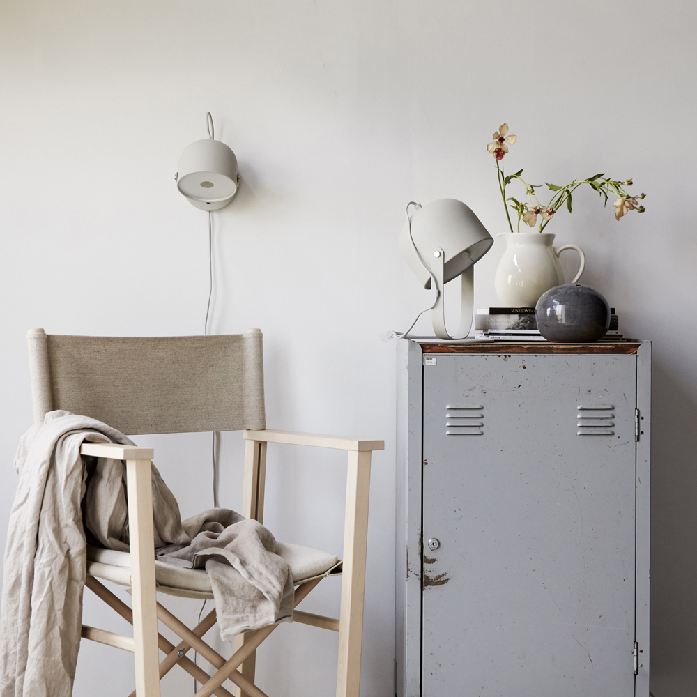 Svejk 13 Beige lámpara de lectura De CO Bankeryd - La lámpara se puede utilizar en la sala de estar junto a un sofá o sillón, así como en el pasillo o encima de un aparador, dándole a la estancia un aspecto moderno.