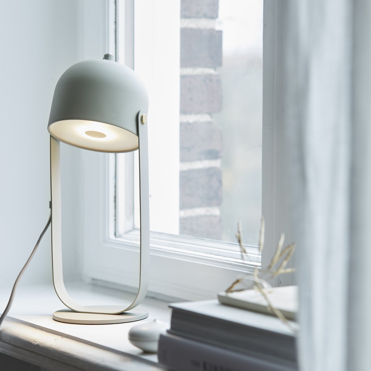 Svejk 36cm Beige lámpara de mesa De CO Bankeryd - La lámpara de mesa Svejk tiene una luz suave y sirve tanto como lámpara de lectura como detalle decorativo de decoración.