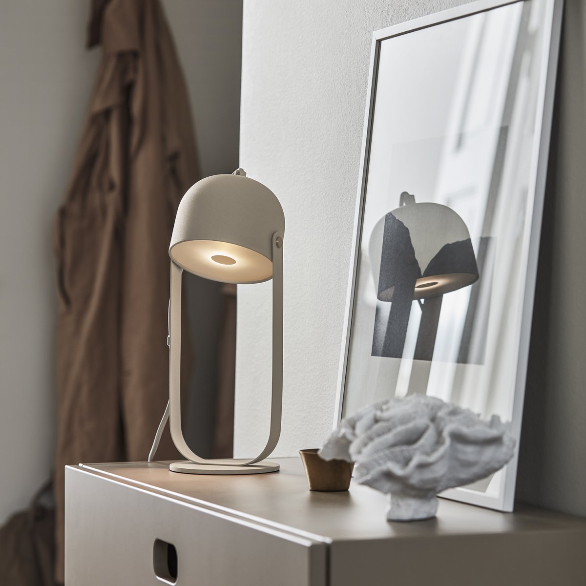Svejk 36cm Beige lámpara de mesa De CO Bankeryd - La lámpara de mesa Svejk tiene una luz suave y sirve tanto como lámpara de lectura como detalle decorativo de decoración.