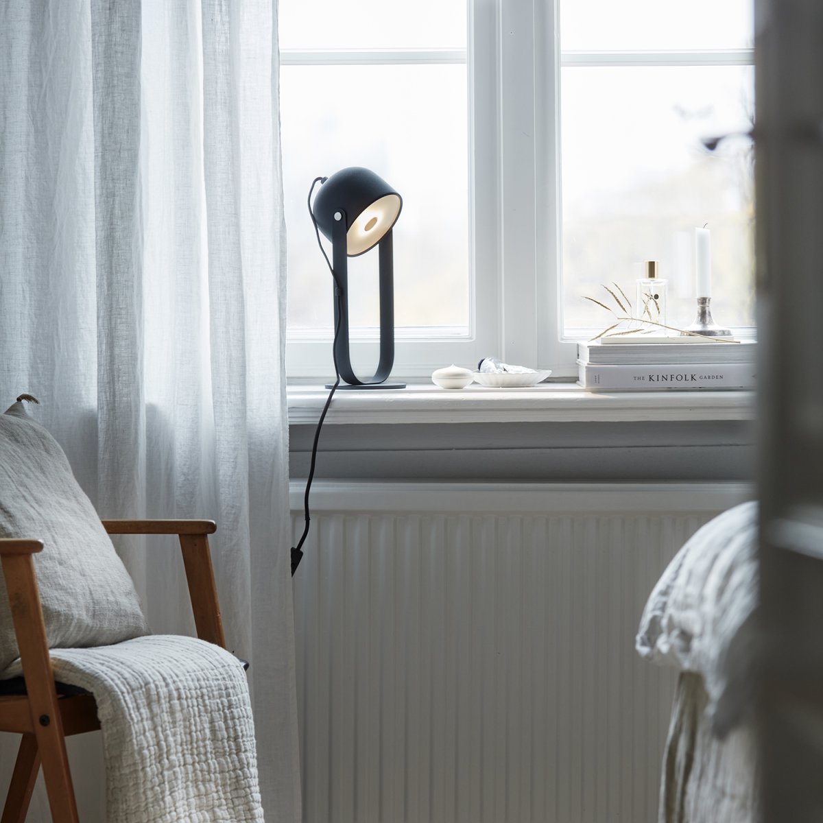 Svejk 36cm Antracita lámpara de mesa De CO Bankeryd - La lámpara de mesa Svejk tiene una luz suave y sirve tanto como lámpara de lectura como detalle decorativo de decoración.