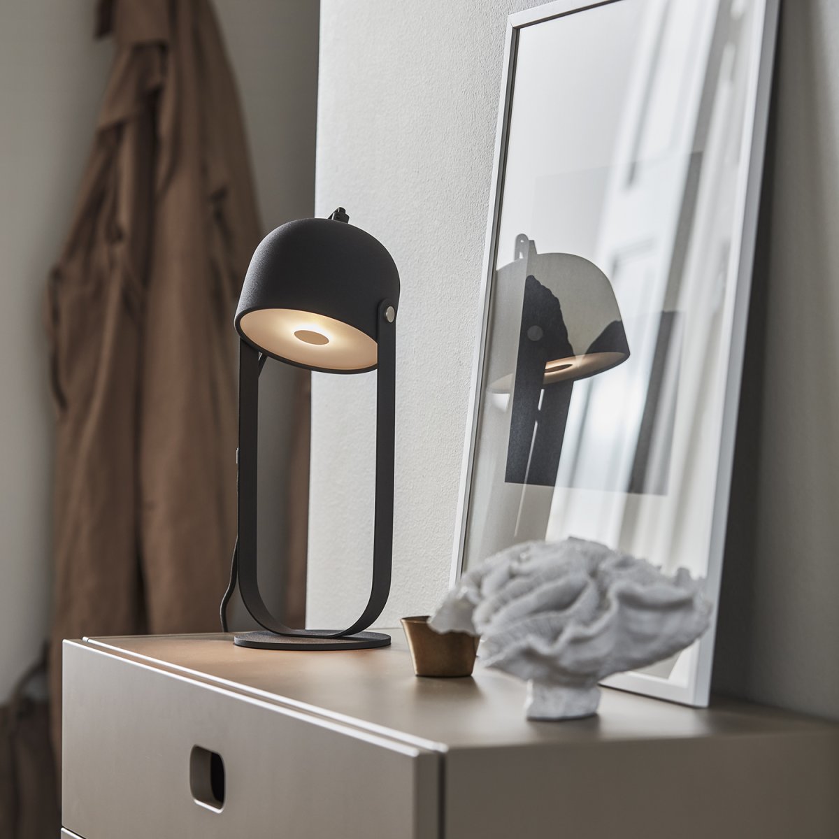 Svejk 36cm Antracita lámpara de mesa De CO Bankeryd - La lámpara de mesa Svejk tiene una luz suave y sirve tanto como lámpara de lectura como detalle decorativo de decoración.