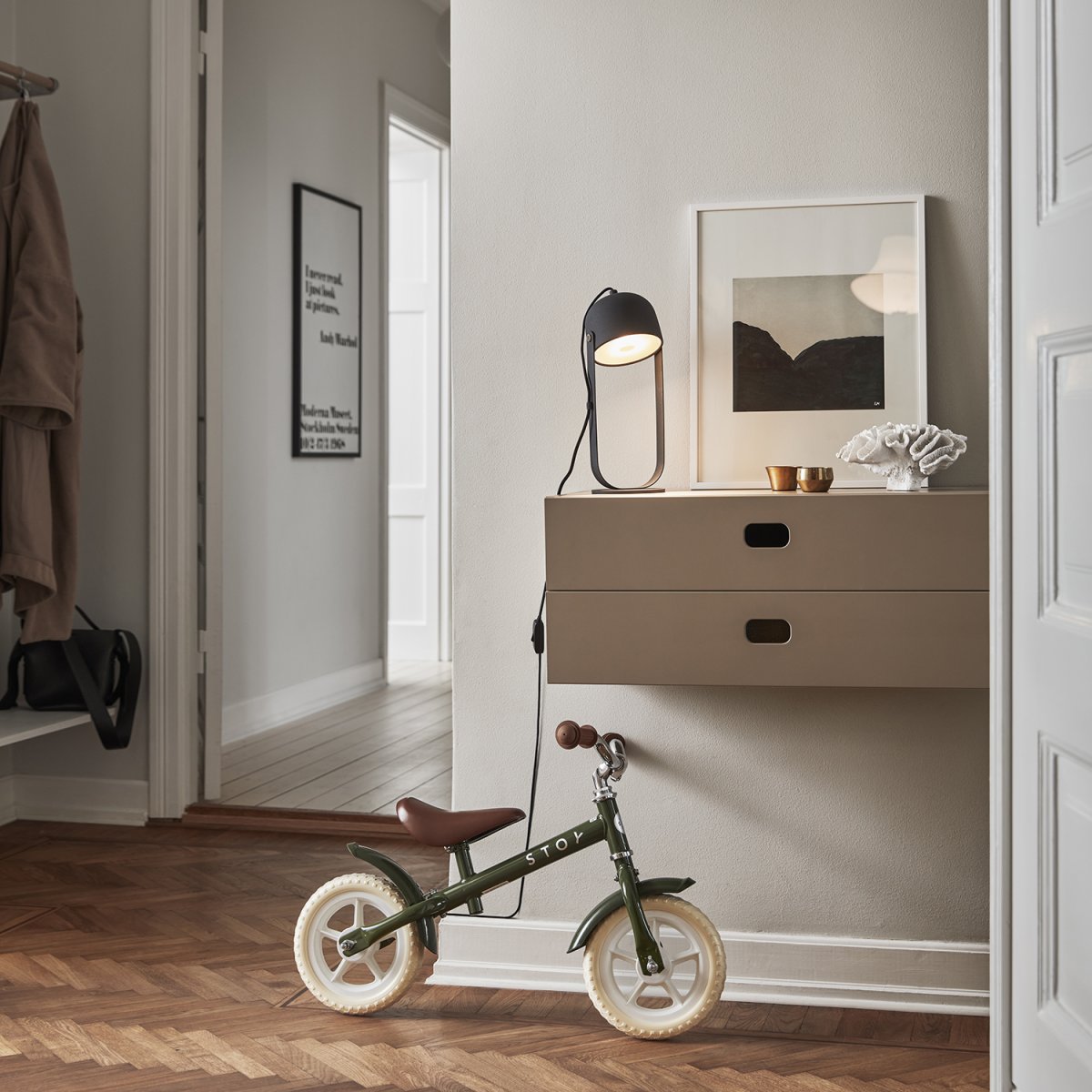 Svejk 36cm Antracita lámpara de mesa De CO Bankeryd - La lámpara de mesa Svejk tiene una luz suave y sirve tanto como lámpara de lectura como detalle decorativo de decoración.