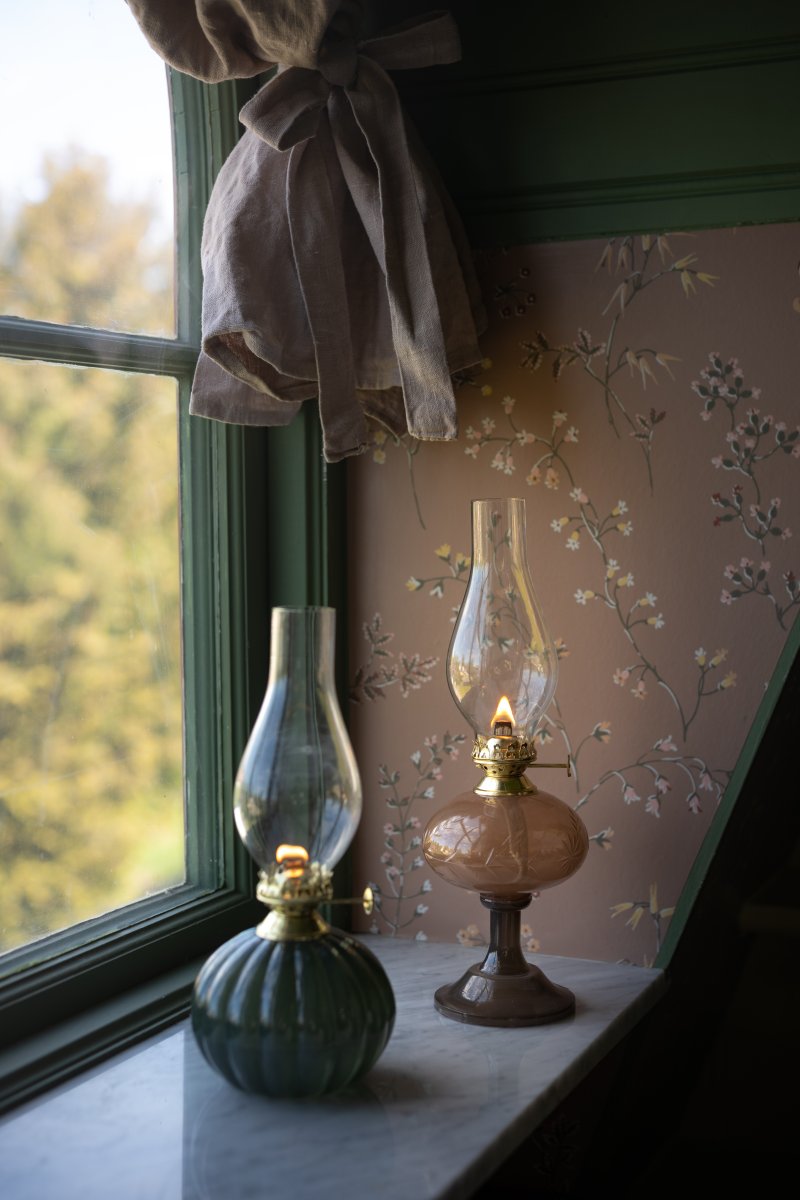 Esmeralda Marrón De Strömshaga - Su forma clásica y su elegante base hacen de Esmeralda un elemento decorativo con estilo que se integra a la perfección tanto en hogares tradicionales como modernos.