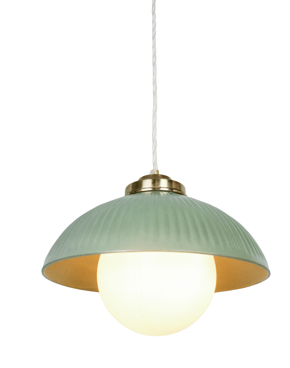 Elliot Ø30 Verde Lámpas de techo De Strömshaga - Una l&aacute;mpara de techo decorativa, ideal, por ejemplo, para colocar sobre una mesa de comedor o de cocina.