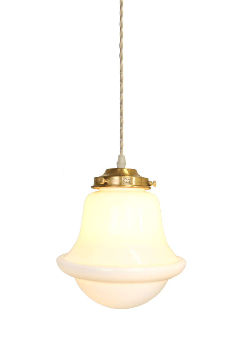 Sture Ø20 Blanco Lámpas de techo De Strömshaga - La pantalla de cristal opalino blanco, de hermosa forma, se complementa con detalles que imitan el lat&oacute;n, realzando el car&aacute;cter tradicional de la l&aacute;mpara.