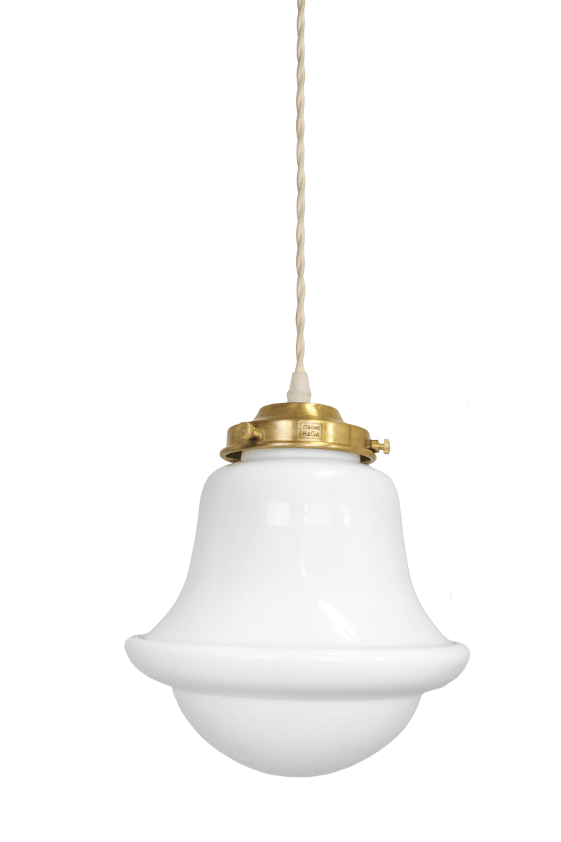 Sture Ø20 Blanco Lámpas de techo De Strömshaga - La pantalla de cristal opalino blanco, de hermosa forma, se complementa con detalles que imitan el lat&oacute;n, realzando el car&aacute;cter tradicional de la l&aacute;mpara.