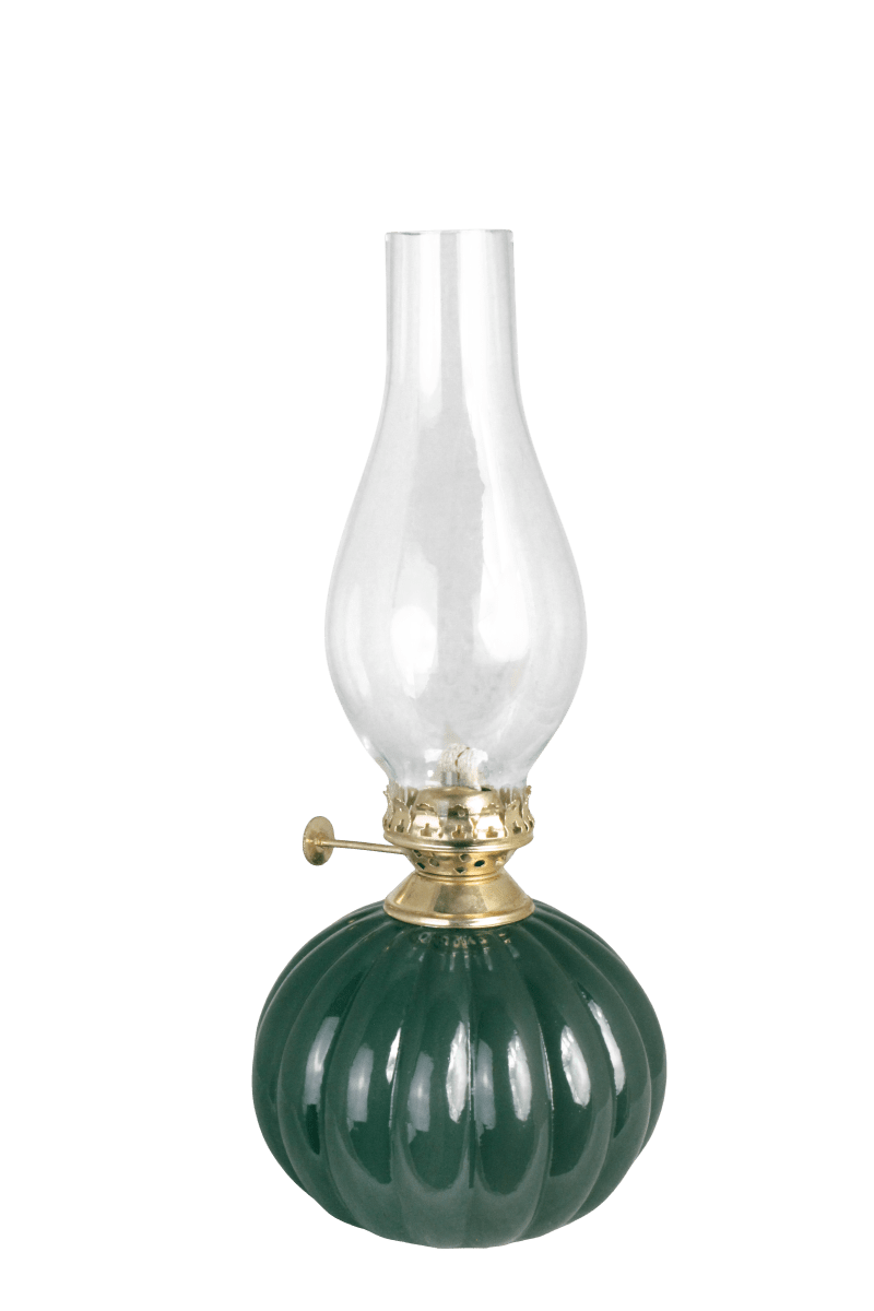 Imagen ampliada de Olga Verde De Strömshaga - Su base redonda de cristal verde con textura acanalada le confiere un car&aacute;cter distintivo y armoniza a la perfecci&oacute;n con el quemador de aspecto antiguo de lat&oacute;n.