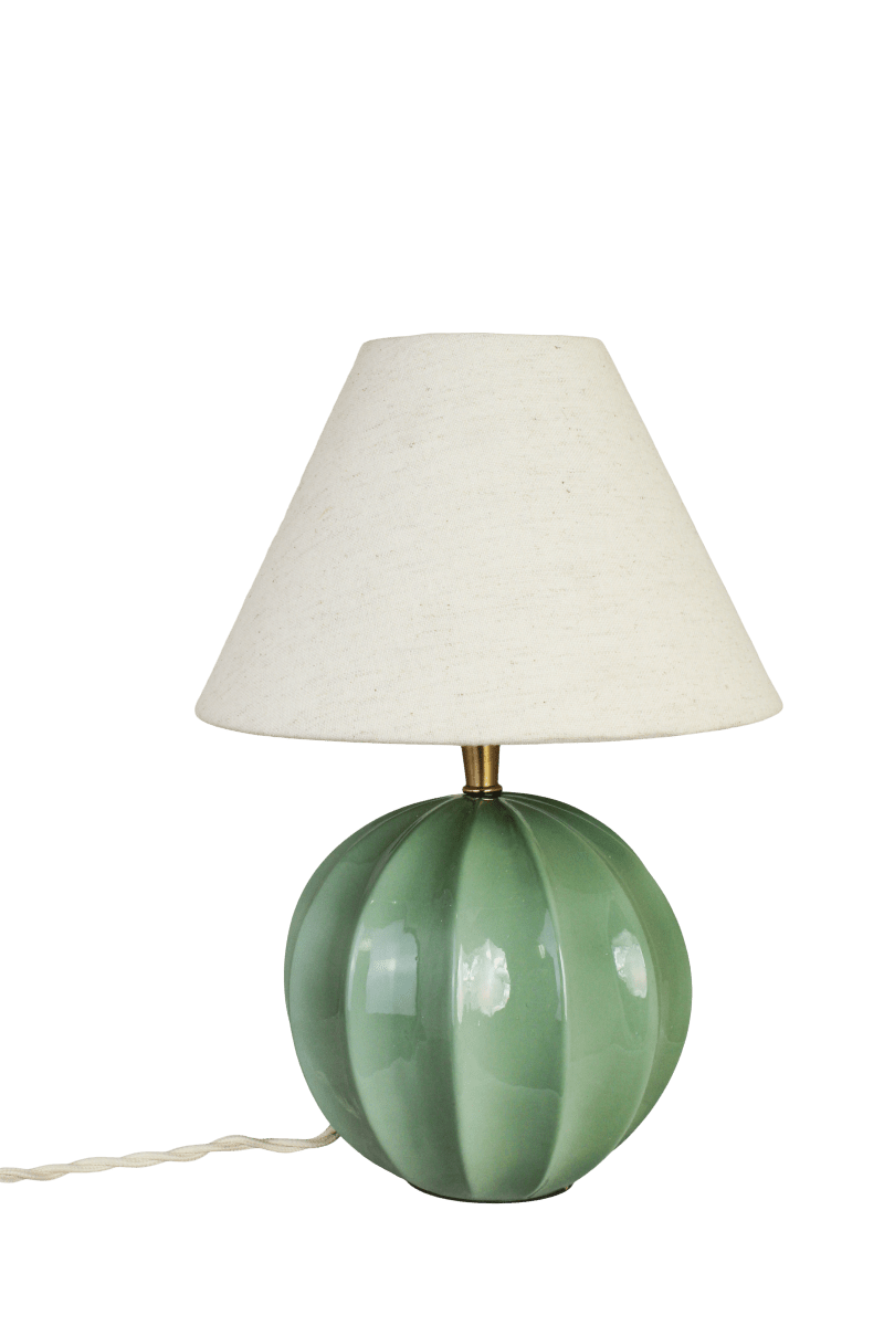 Marit 24cm Verde base de lámpara De Strömshaga - Marit es una elegante base de l&aacute;mpara de cristal verde con una forma ligeramente redondeada y detalles decorativos que le confieren un aspecto cl&aacute;sico.
