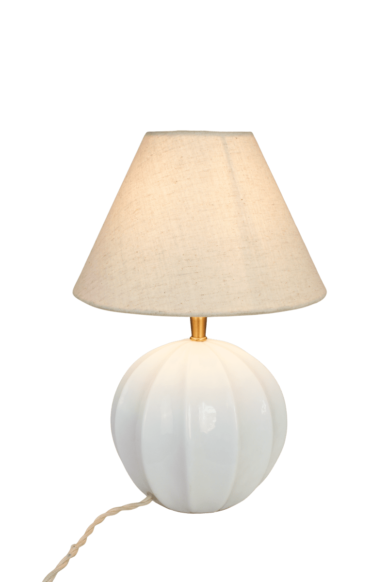 Marit 24cm Blanco base de lámpara De Strömshaga - Marit es una elegante base de l&aacute;mpara de cristal opalino blanco con una forma ligeramente redondeada y detalles decorativos que le confieren un aspecto cl&aacute;sico.