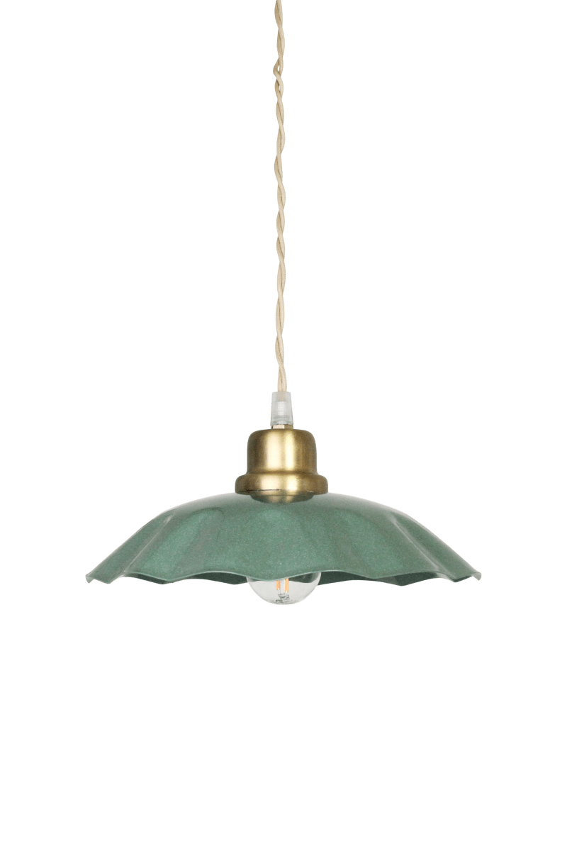 Imagen ampliada de Diana Ø23 Verde Lámpas de techo De Strömshaga - Diana es ideal para colgar sobre una mesa de cocina, junto a una ventana o en un dormitorio.
