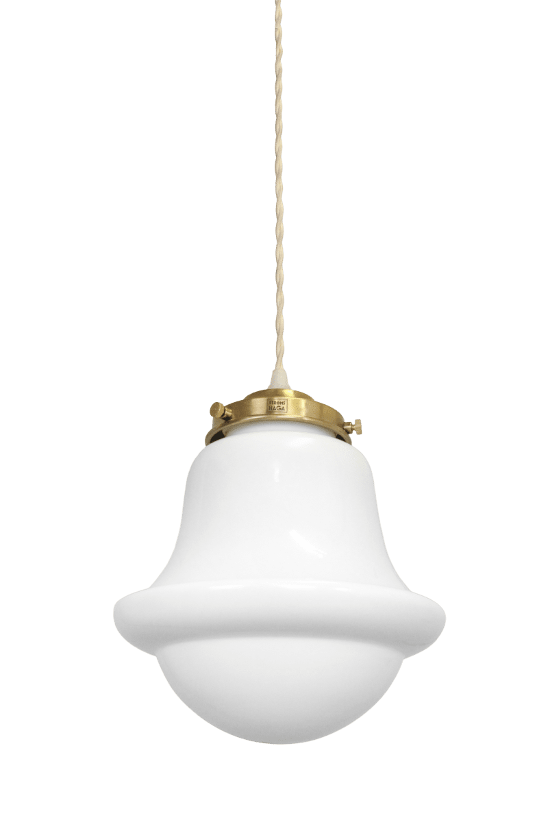 Sture Ø20 Blanco Lámpas de techo De Strömshaga - La pantalla de cristal opalino blanco, de hermosa forma, se complementa con detalles que imitan el lat&oacute;n, realzando el car&aacute;cter tradicional de la l&aacute;mpara.