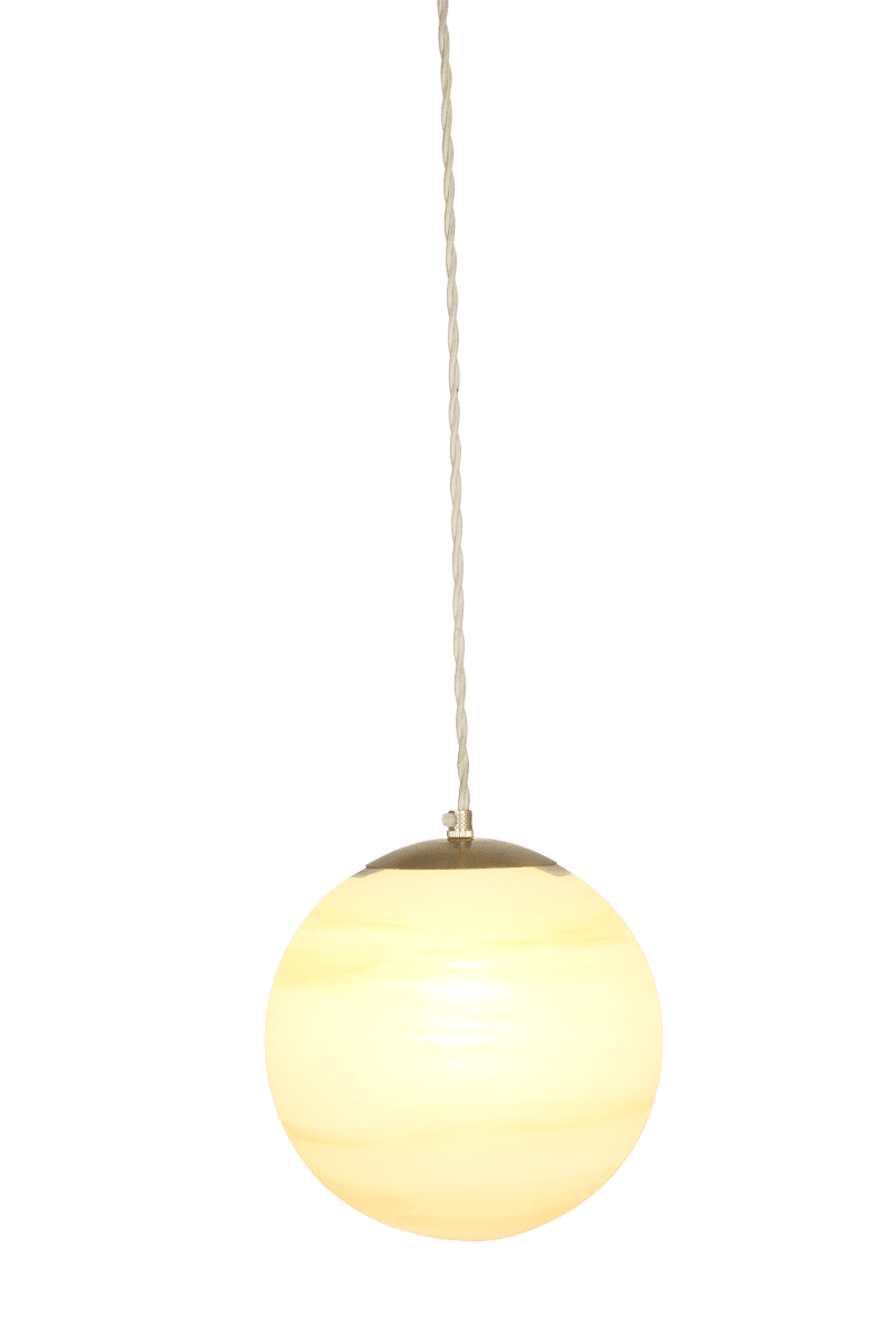 Fabian Ø20 Durazno Lámpas de techo De Strömshaga - Una impresionante l&aacute;mpara de techo que luce perfecta sobre una mesa de comedor, en una sala de estar o en un dormitorio.