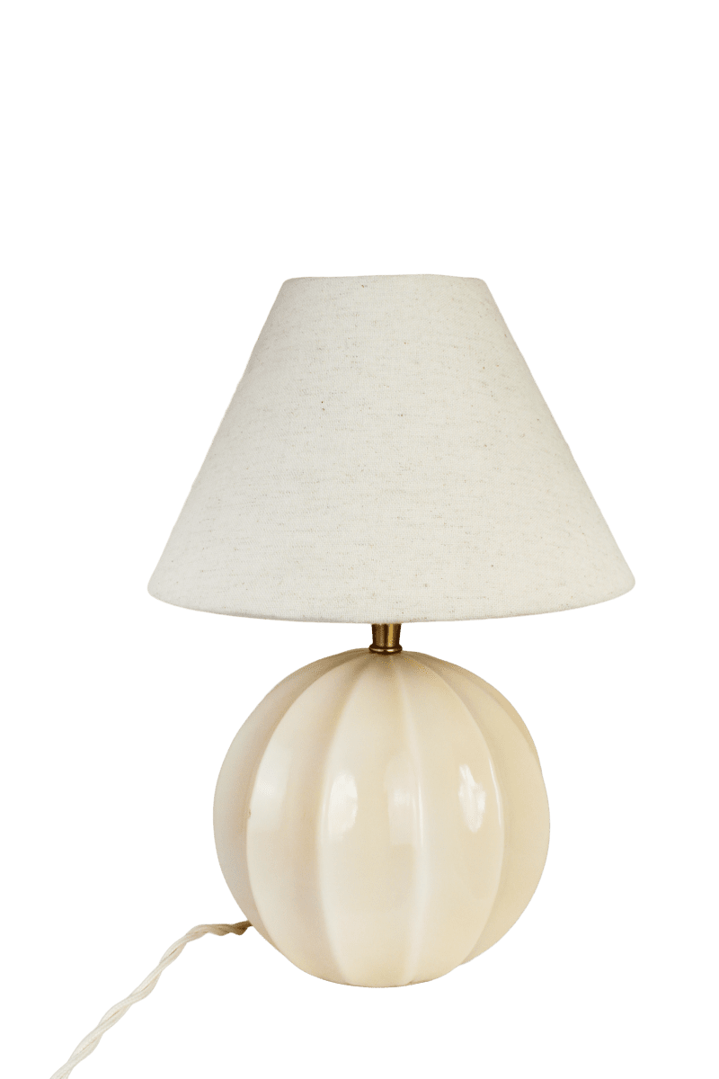 Marit 24cm Beige base de lámpara De Strömshaga - Marit es una elegante base de l&aacute;mpara de cristal beige con una forma ligeramente redondeada y detalles decorativos que le confieren un aspecto cl&aacute;sico.