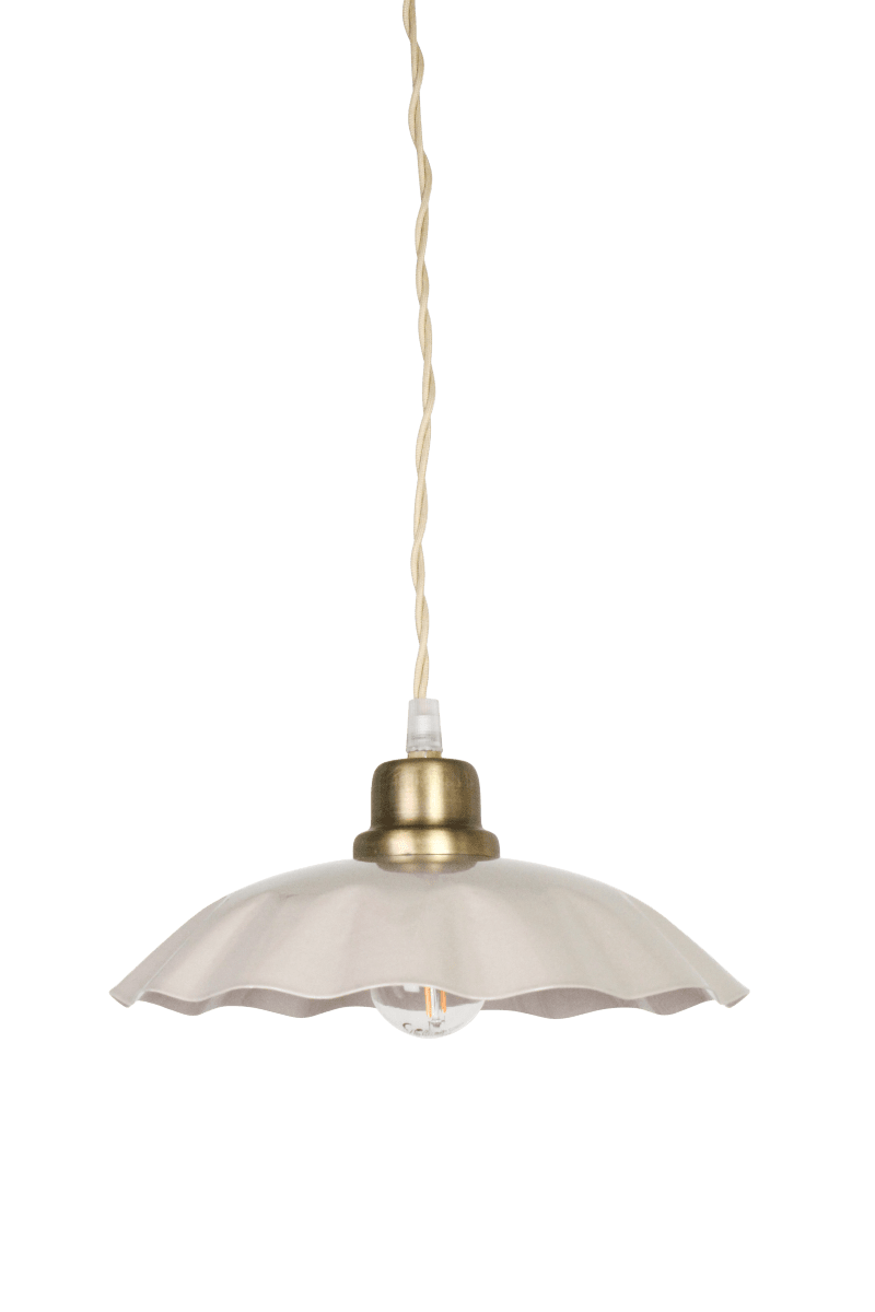 Imagen ampliada de Diana Ø23 Beige Lámpas de techo De Strömshaga - Diana es ideal para colgar sobre una mesa de cocina, junto a una ventana o en un dormitorio.