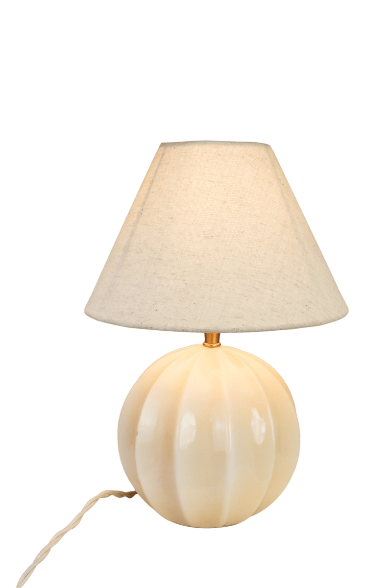 Marit 24cm Beige base de lámpara De Strömshaga - Marit es una elegante base de l&aacute;mpara de cristal beige con una forma ligeramente redondeada y detalles decorativos que le confieren un aspecto cl&aacute;sico.