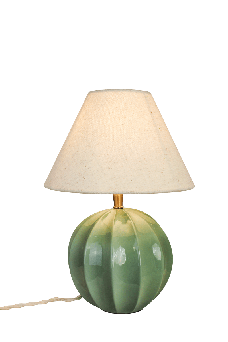 Marit 24cm Verde base de lámpara De Strömshaga - Marit es una elegante base de l&aacute;mpara de cristal verde con una forma ligeramente redondeada y detalles decorativos que le confieren un aspecto cl&aacute;sico.