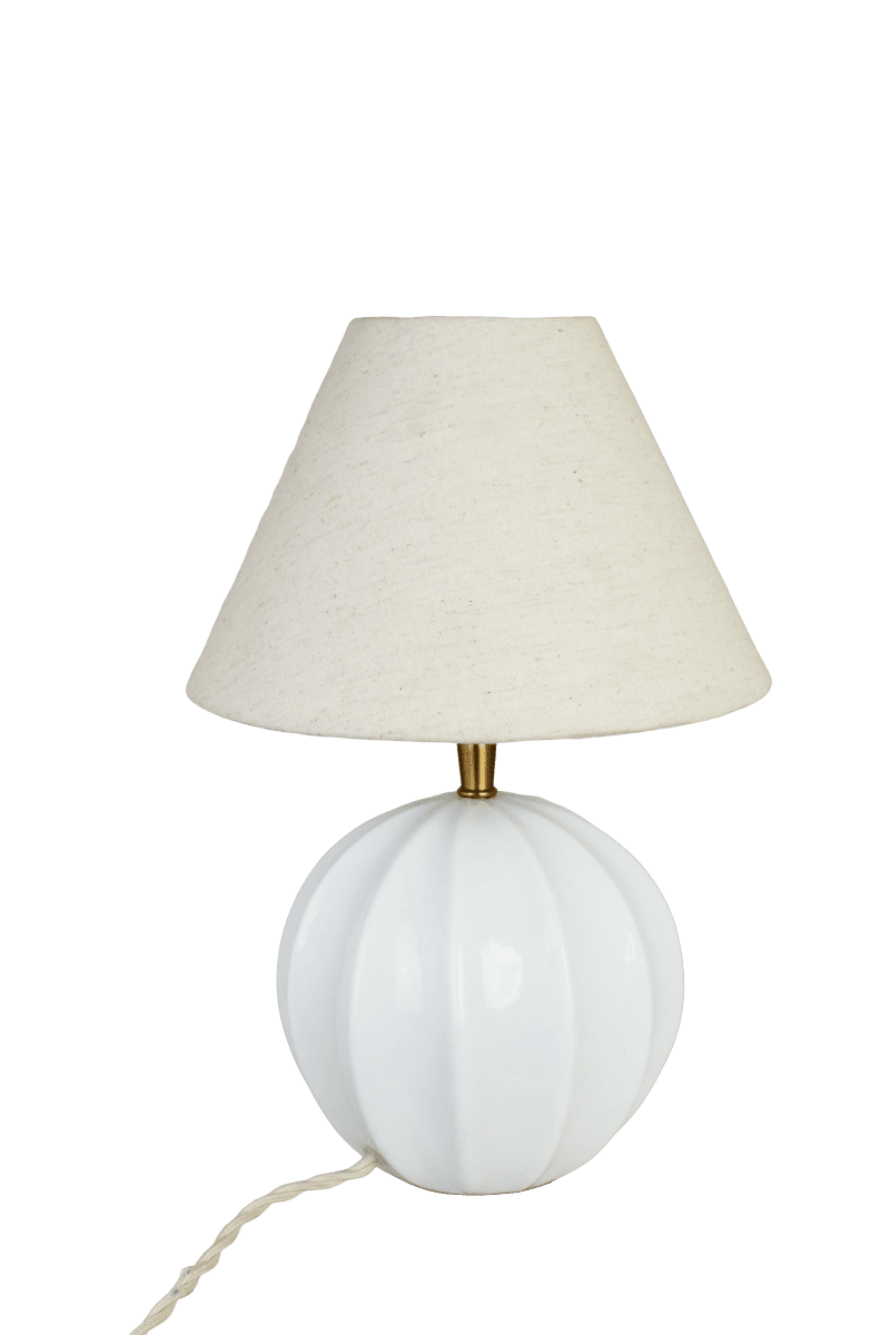 Marit 24cm Blanco base de lámpara De Strömshaga - Marit es una elegante base de l&aacute;mpara de cristal opalino blanco con una forma ligeramente redondeada y detalles decorativos que le confieren un aspecto cl&aacute;sico.