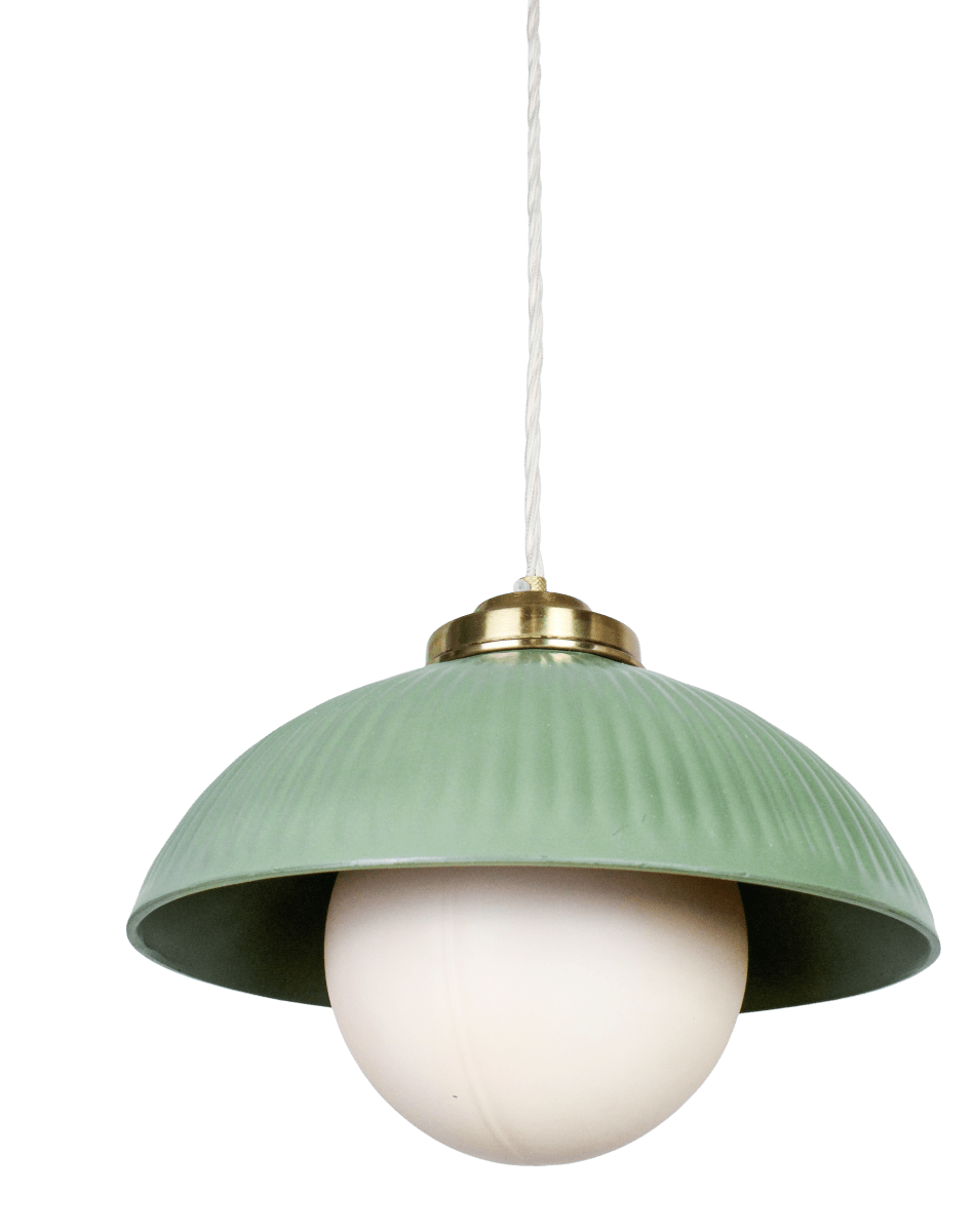 Elliot Ø30 Verde Lámpas de techo De Strömshaga - Una l&aacute;mpara de techo decorativa, ideal, por ejemplo, para colocar sobre una mesa de comedor o de cocina.