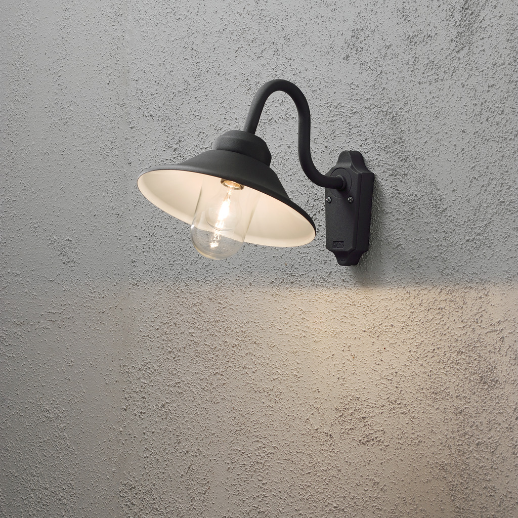 Vega Negro lámpara de exterior De Konstsmide - Con su forma clásica y su gran pantalla, crea una luz agradable y dirigida, perfecta para entradas y terrazas.