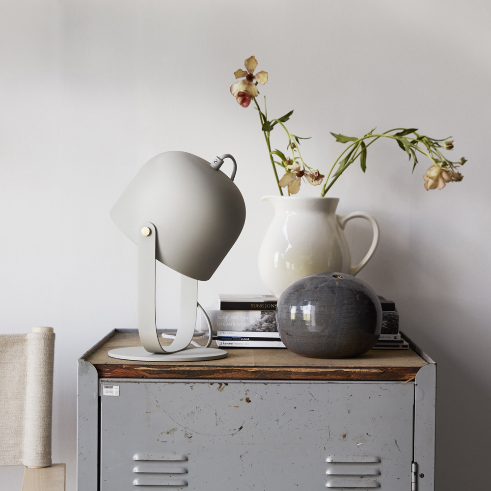 Svejk 30cm Beige lámpara de mesa De CO Bankeryd - La lámpara de mesa Svejk tiene una luz suave y sirve tanto como lámpara de lectura como detalle decorativo de decoración.
